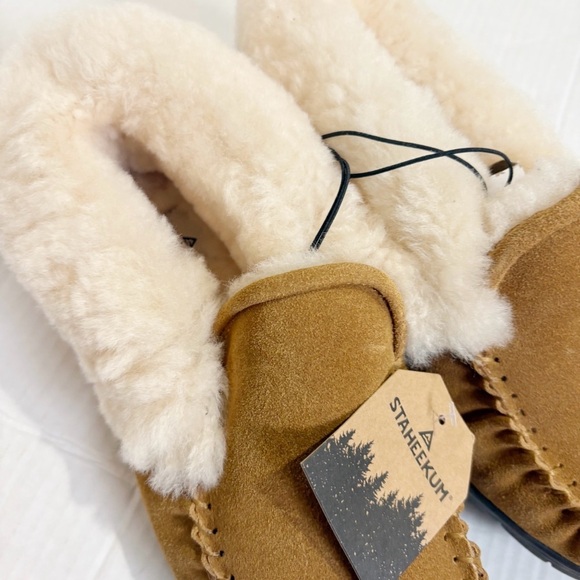 Staheekum Mountain Moccasin Wheat Suede Shearling Slippers Size 7 NWT New Brown - Picture 3 of 11
